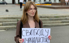 «Это очень стрессовая ситуация не только для журналистского сообщества»: активистка об одиночном пикете у правительства