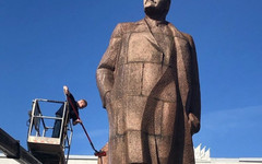 Памятник Ленину на Театральной площади очистили от грязи водой и шампунем