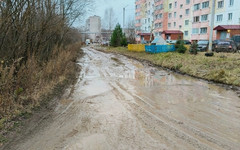 В Кирове на улице Красный Химик дорогу превратили в болото