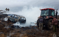 В Кировской области на силосном кургане сгорела Chevrolet Niva