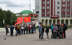 Два в одном: кировчане вышли на пикет против вони в Кирове и утилизации опасных отходов в «Марадыковском»