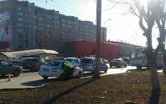 На Воровского иномарка врезалась в троллейбус: пострадала женщина