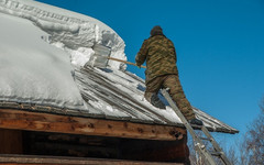 Следователи начали проверку по факту падения снега на кировчанку на улице Воровского