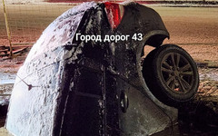 На улице Попова в яму провалились два автомобиля