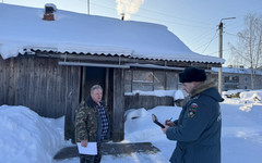В кировских деревнях пожарные обходят дома с печным отоплением