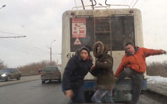 Поездка на троллейбусе для двух кировских зацеперов закончилась неудачно (ВИДЕО)