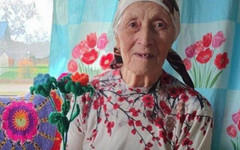 88-летняя рукодельница из Орловского района вяжет для бодрости духа