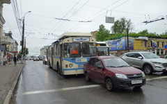 На улице Ленина троллейбус врезался в легковушку: пострадали пассажиры