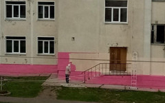 В Кирове перекрашивают школу с ярко-розовым фасадом
