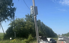В Кирове Audi съехала с дороги и врезалась в опору ЛЭП