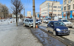 В Кирове на Октябрьском проспекте иномарка врезалась в столб