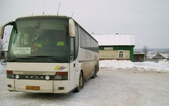 Жители Афанасьево ждут автобус под дождём и снегом