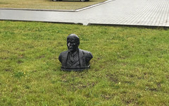 В микрорайоне «Озерки» на газоне появился бюст Ленина