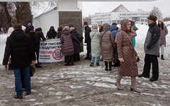 450 за час: кировчане организовали у Дворца пионеров сбор подписей против введения QR-кодов