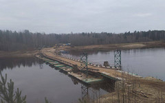 По наплавному мосту через реку Лузу открыли движение