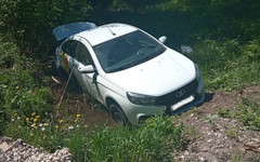 В Кирове LADA Vesta вылетела с дороги