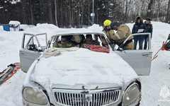 В Котельниче пожарные соревновались в спасении пострадавших из разбитых машин