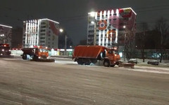 В Кирове убирают снежную кашу