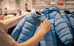 Из-за аномальной зимы продажи пуховиков в России сократились на четверть
