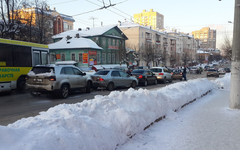 Сразу пять автомобилей столкнулись друг с другом в Кирове