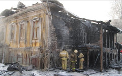 Стала известна возможная причина возгорания дома на улице Ленина