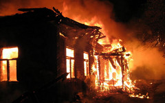 Сегодня утром в Кировской области огонь уничтожил жилой дом