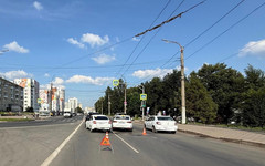 В Кирове пять машин столкнулись на Комсомольской, пострадала женщина