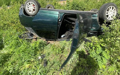В Верхнекамском районе ВАЗ-2112 съехал в кювет и опрокинулся
