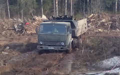 В Нововятске «КамАЗ» повёз мусор на несанкционированную свалку и увяз в грязи