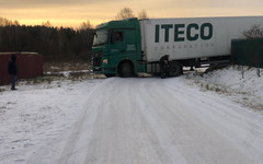 Фура заблокировала выезд из деревни Лубягино в Кировской области