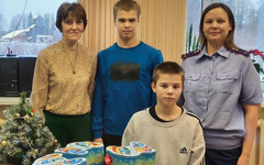 Сотрудники кировского следкома поздравили детей с Новым годом