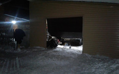 В Пасегово снегоход протаранил гараж и микроавтобус, пострадал один человек
