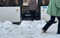 В Кирове кондуктор автобуса украла забытые пассажиркой 15 тысяч