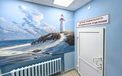 В кировской больнице появилась роспись с морским пейзажем