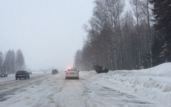 На трассе под Кировом перевернулся автомобиль