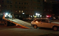С улицы Милицейской вечером эвакуируют припаркованные автомобили