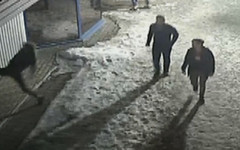 Полиция ищет хулиганов, которые разбили витрину магазина на Октябрьском проспекте