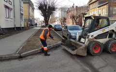 Кировские улицы начали очищать от песка