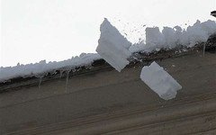 В Нововятске с крыши дома упал снег. Жители едва не остались без тепла