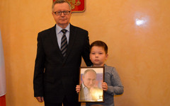 Кировский школьник получил портрет президента с автографом