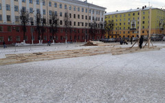 На Театралке начали возводить ледовый городок