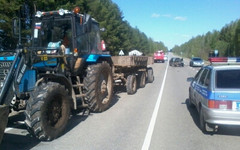 «Лада Приора» и трактор столкнулись в Кировской области