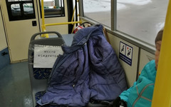 Может ли кондуктор занимать отдельное место в автобусе?