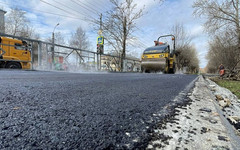 На улице Ломоносова начали асфальтировтать тротуар