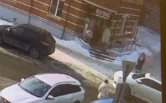 В Кирове три человека пострадали от схода снега с крыши