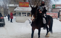 В Кирово-Чепецке вятский воевода на коне поздравляет женщин с наступающим 8 Марта