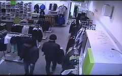 В Кирове полицейские разыскивают подозреваемых в краже из магазина (ВИДЕО)