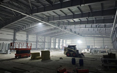 В Радужном власти обсудили с подрядчиками ход стройки крытого катка