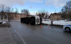 В районе Северной набережной в Кирове перевернулся КамАЗ с полуприцепом