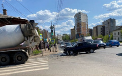 В Кирове на перекрёстке Ленина и Блюхера столкнулись Lada и грузовик